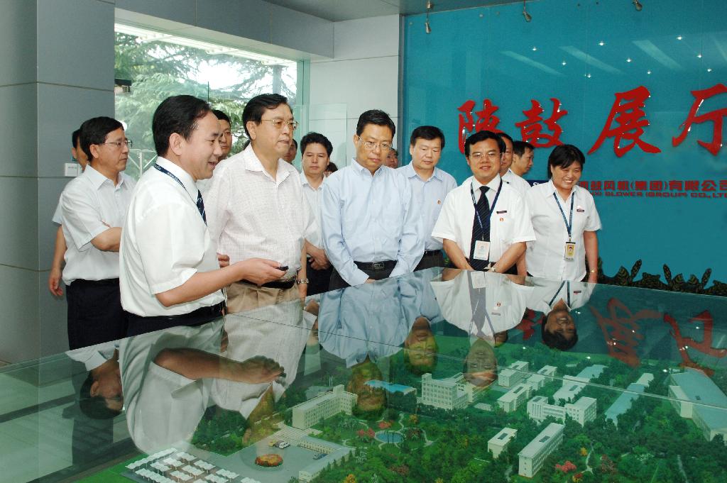 2009年省委书记赵乐际陪同国务院副总理张德江来凯发k8视察事情